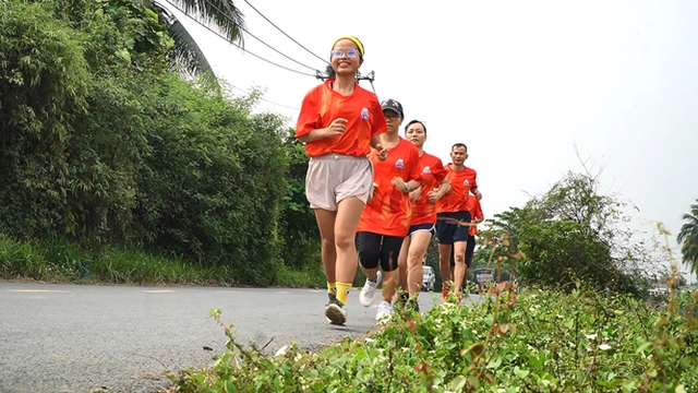 Các vận động viên chạy thử những cự ly Giải Half-marathon “Tự hào Tổ quốc tôi” lần 2 năm 2025 sáng 15-2  Ảnh: THANH LONG