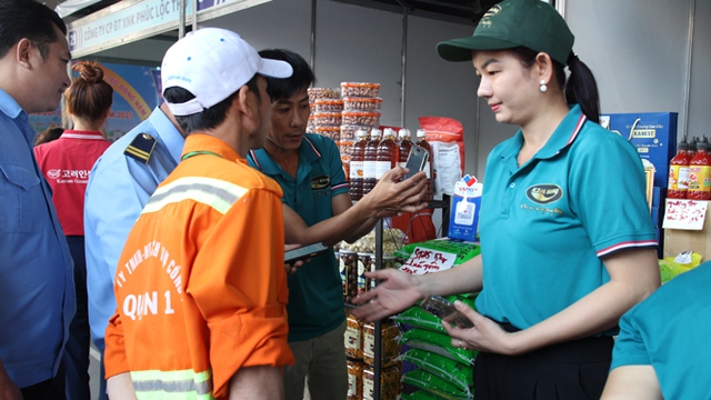 Đoàn viên - lao động mua sắm tại chương trình “Phúc lợi đoàn viên” do LĐLĐ quận 1, TP HCM tổ chức