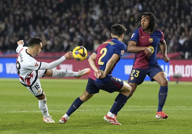 Thắng chật vật Vallecano, Barcelona trở lại ngôi đầu La Liga- Ảnh 5.