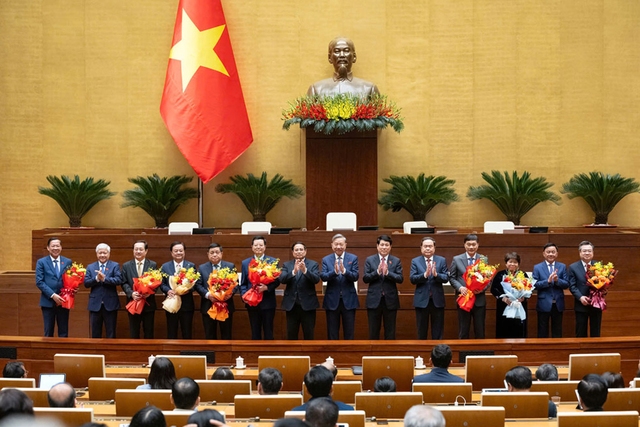 Tổng Bí thư Tô Lâm, Chủ tịch nước Lương Cường, Thủ tướng Chính phủ Phạm Minh Chính, Chủ tịch Quốc hội Trần Thanh Mẫn, tặng hoa chúc mừng 2 tân Phó Chủ tịch QH cùng các Ủy viên UBTVQH. Ảnh: LÂM HIỂN