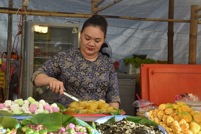 VIDEO: Hàng ngàn người tham gia "đại tiệc" bánh dân gian ở Bạc Liêu- Ảnh 10.