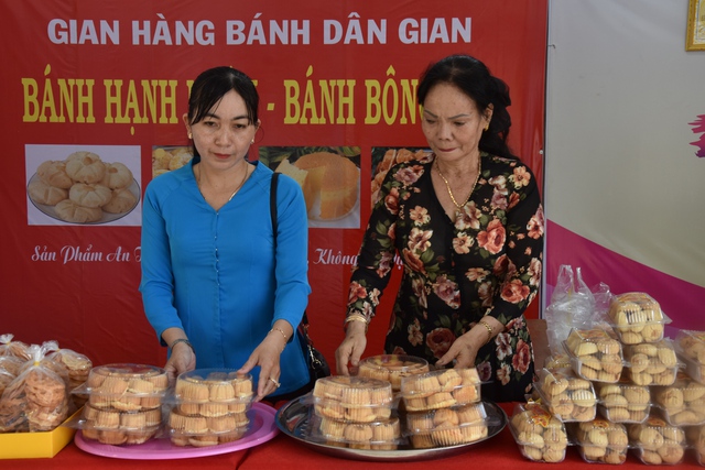 VIDEO: Hàng ngàn người tham gia "đại tiệc" bánh dân gian ở Bạc Liêu- Ảnh 11.