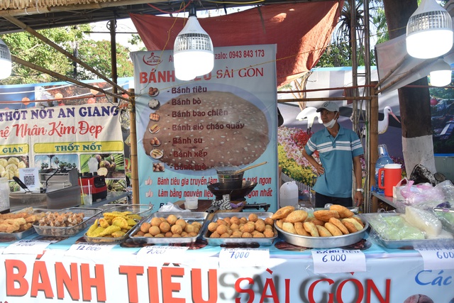 VIDEO: Hàng ngàn người tham gia "đại tiệc" bánh dân gian ở Bạc Liêu- Ảnh 12.