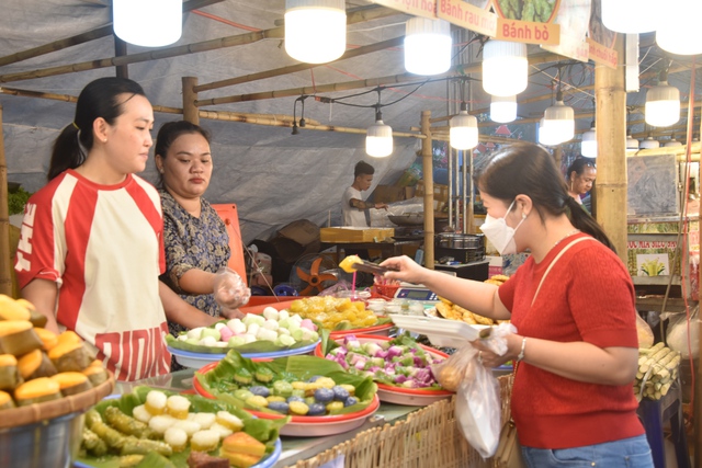 VIDEO: Hàng ngàn người tham gia "đại tiệc" bánh dân gian ở Bạc Liêu- Ảnh 14.