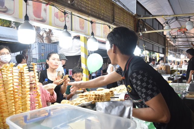 VIDEO: Hàng ngàn người tham gia "đại tiệc" bánh dân gian ở Bạc Liêu- Ảnh 15.