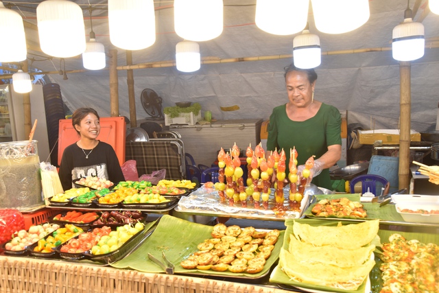 VIDEO: Hàng ngàn người tham gia "đại tiệc" bánh dân gian ở Bạc Liêu- Ảnh 16.