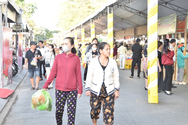 VIDEO: Hàng ngàn người tham gia "đại tiệc" bánh dân gian ở Bạc Liêu- Ảnh 18.