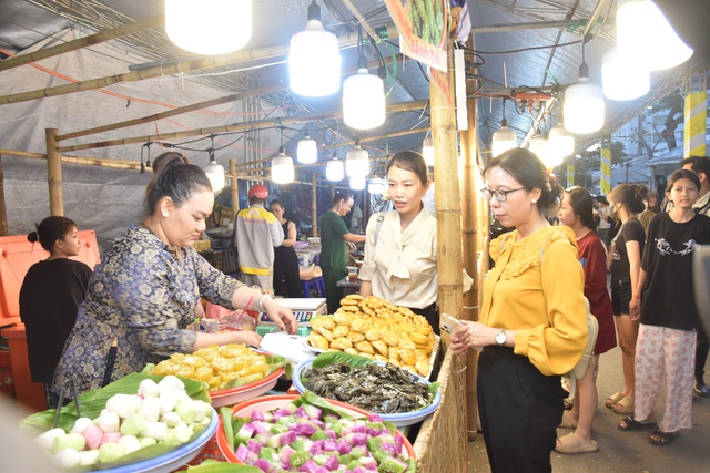 VIDEO: Hàng ngàn người tham gia "đại tiệc" bánh dân gian ở Bạc Liêu- Ảnh 19.