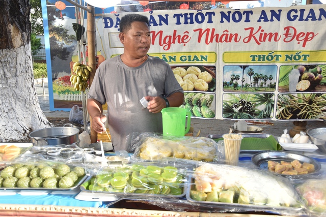 VIDEO: Hàng ngàn người tham gia "đại tiệc" bánh dân gian ở Bạc Liêu- Ảnh 8.