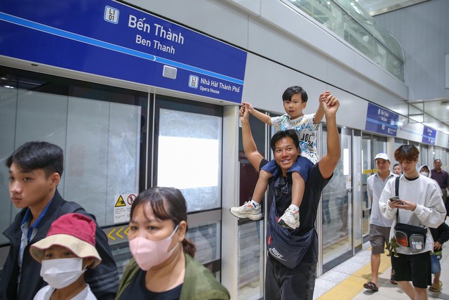 Người dân trải nghiệm tuyến Metro số 1Ảnh: HOÀNG TRIỀU