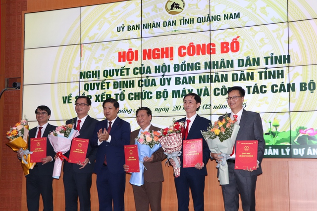 Bí thư Quảng Nam tri ân cán bộ tự nguyện xin nghỉ hưu sớm- Ảnh 1.