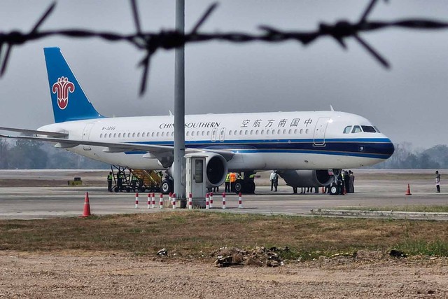 Một máy bay của hãng China Southern Airlines đến sân bay Mae Sot  ở tỉnh Tak - Thái Lan ngày 20-2 để đưa công dân Trung Quốc về nước Ảnh: Bangkok Post