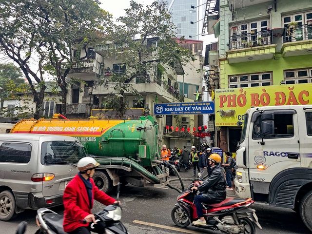 "Suối" bùn đất bất ngờ phun trào giữa khu dân cư nội đô Hà Nội- Ảnh 3.