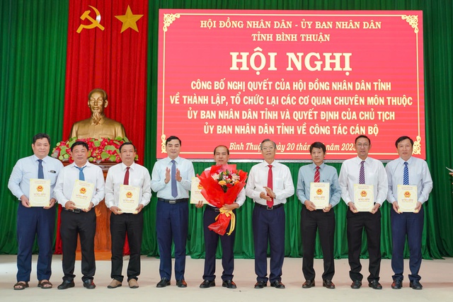 Bình Thuận sắp xếp, hợp nhất nhiều cơ quan chuyên môn và bổ nhiệm, điều động cán bộ- Ảnh 2.