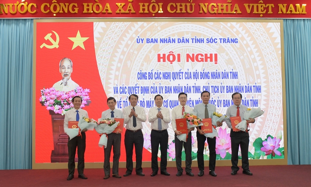 Chủ tịch UBND tỉnh Sóc Trăng yêu cầu không để xảy ra tình trạng "chờ bàn giao" - Ảnh 1.