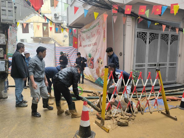 "Suối" bùn đất vẫn phun trào giữa khu dân cư nội đô Hà Nội, chủ đầu tư xin lỗi- Ảnh 1.