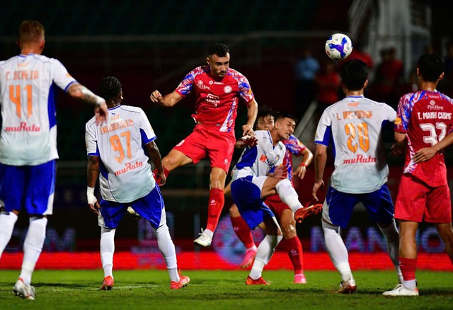 CLB TP HCM (áo sậm) đã tăng cường lực lượng chuẩn bị cho giai đoạn lượt về V-League 2024-2025. Ảnh: VPF