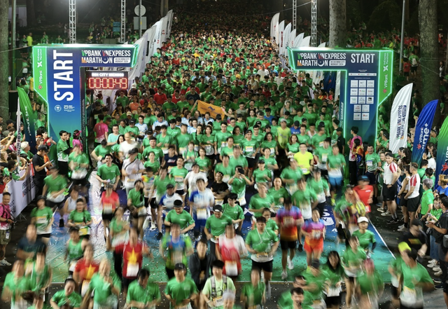 12.000 VĐV tranh tài giải chạy đêm VPBank VnExpress Marathon HCMC 2025- Ảnh 1.