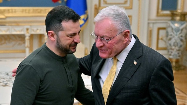 Tổng thống Ukraine Volodymyr Zelensky (trái) chào đón đặc phái viên Mỹ Keith Kellogg tại thủ đô Kiev hôm 20-2. Ảnh: RTE