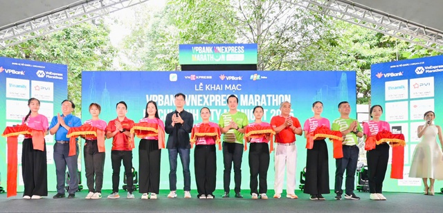 12.000 VĐV tranh tài giải chạy đêm VPBank VnExpress Marathon HCMC 2025- Ảnh 3.