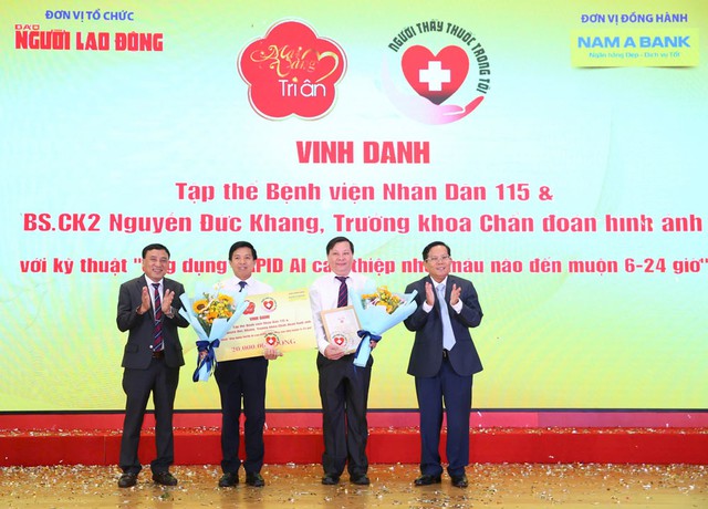 Các bác sĩ của Bệnh viện Nhân dân 115 nhận tặng thưởng “Mai Vàng tri ân” với kỹ thuật ứng dụng kỹ thuật công nghệ RAPID AI, cứu sống hàng ngàn bệnh nhân đột quỵ Ảnh: HOÀNG TRIỀU