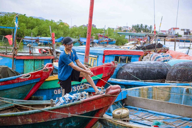 Ngư dân xã Cảnh Dương, tỉnh Quảng Bình không thể đưa tàu công suất lớn vào cửa biển Lạch Roòn. Ảnh: HOÀNG PHÚC