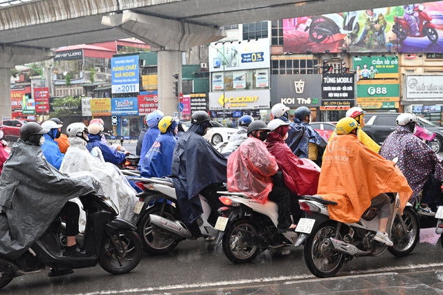 Người dân Hà Nội co ro trong mưa và rét đậm- Ảnh 4.