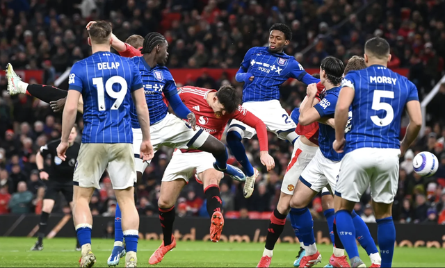 Thẻ đỏ ngỡ ngàng, Man United gian nan giành chiến thắng- Ảnh 6.