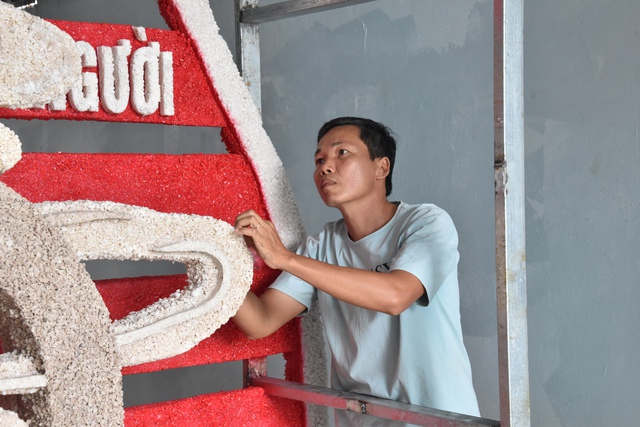 VIDEO: Độc đáo cây đờn kìm làm bằng muối, cao 4m và nặng 500kg- Ảnh 10.