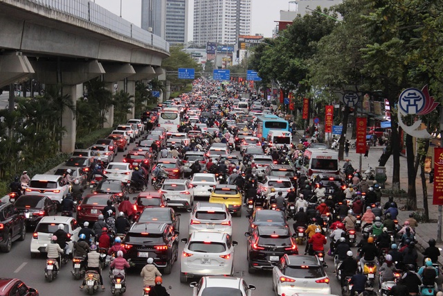 Ngày đầu đi làm sau kỳ nghỉ Tết, nhiều phố Hà Nội ùn tắc- Ảnh 3.