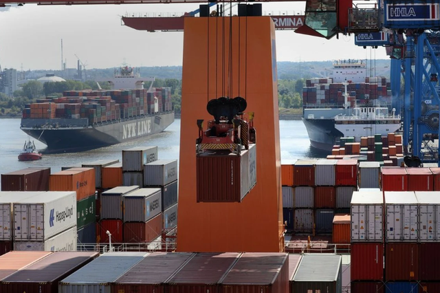 Các container hàng hóa tại cảng Hamburg - Đức Ảnh: BLOOMBERG