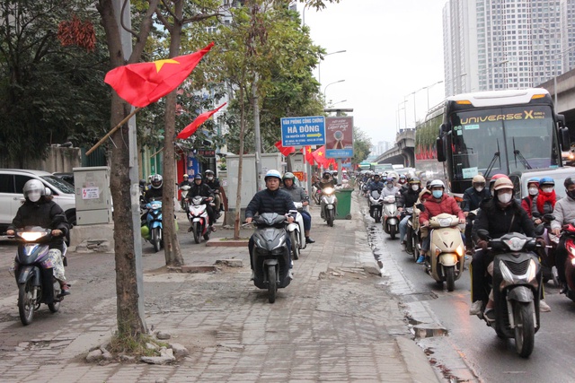 Ngày đầu đi làm sau kỳ nghỉ Tết, nhiều phố Hà Nội ùn tắc- Ảnh 2.