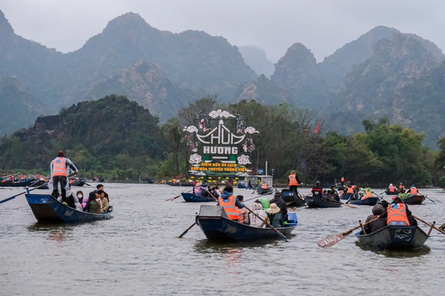 Hàng ngàn người tham dự Lễ khai hội Chùa Hương- Ảnh 6.