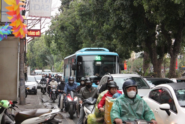 Ngày đầu đi làm sau kỳ nghỉ Tết, nhiều phố Hà Nội ùn tắc- Ảnh 5.