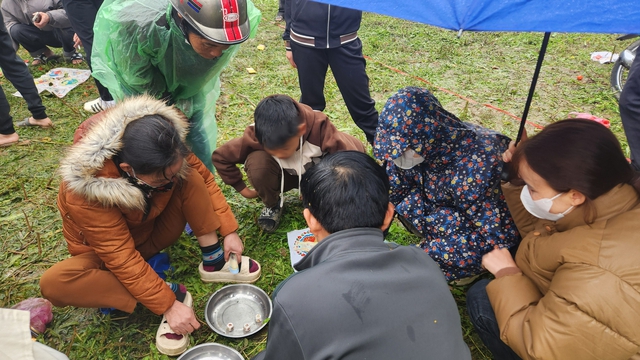 "Đỏ đen" tràn ngập phiên chợ "choảng nhau" ở Thanh Hóa- Ảnh 6.