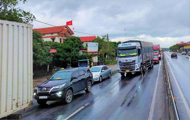 Hàng ngàn ô tô "bò" qua Quảng Bình: Cầu Gianh nghẽn cứng sau Tết!- Ảnh 2.