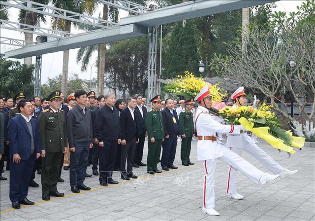 Tổng Bí thư Tô Lâm dâng hương tại Nghĩa trang Liệt sĩ quốc gia Vị Xuyên- Ảnh 2.