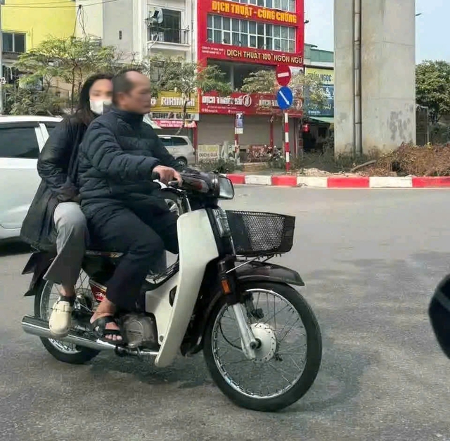 Phó trưởng công an phường chở vợ không đội mũ bảo hiểm