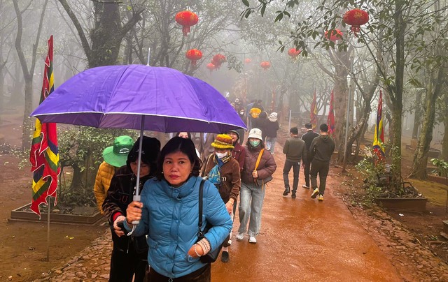 Du khách thi nhau bỏ tiền, xoa hòn đá trên đỉnh huyệt đạo thiêng núi Nưa- Ảnh 2.