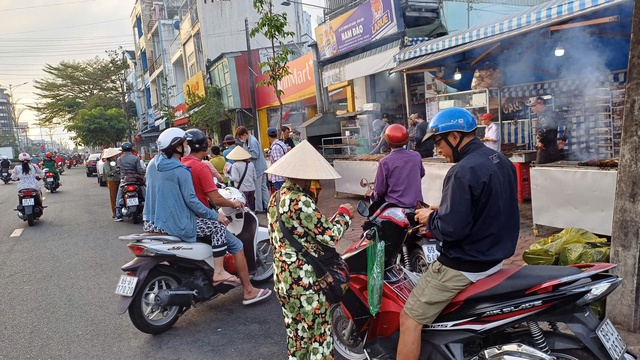 VIDEO: Người miền Tây hối hả mua cá lóc nướng ngày vía Thần Tài- Ảnh 1.