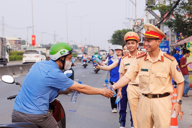 Giảm vi phạm nồng độ cồn so với dịp Tết cùng kỳ, tinh thần “Uống có trách nhiệm” nâng cao rõ rệt- Ảnh 1.