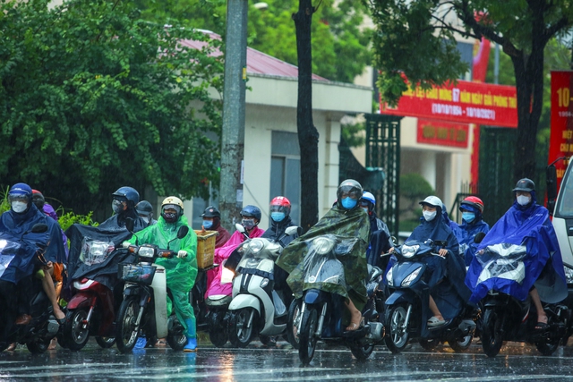 CSGT thông tin về việc "dừng xe máy mặc áo mưa có thể bị phạt tới 14 triệu đồng"- Ảnh 1.