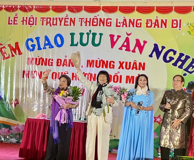 Khán giả Đông Anh - Hà Nội chịu lạnh rét ngồi xem "Tô Ánh Nguyệt" Minh Vương – Lệ Thủy- Ảnh 2.