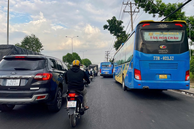 Choáng với hình ảnh cả trăm xe khách hoạt động bát nháo trên đường Đỗ Mười- Ảnh 5.