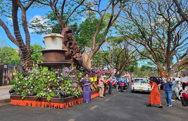 Mô hình truyền thông di động - điểm check in "hút khách" tại lễ hội cà phê- Ảnh 2.