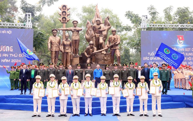 Giám đốc Công an Hà Nội Nguyễn Thanh Tùng tuyên dương Gương mặt trẻ Công an Thủ đô- Ảnh 2.