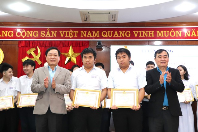 LĐLĐ tỉnh Quảng Nam tuyên dương cặp song sinh học tập xuất sắc- Ảnh 5.