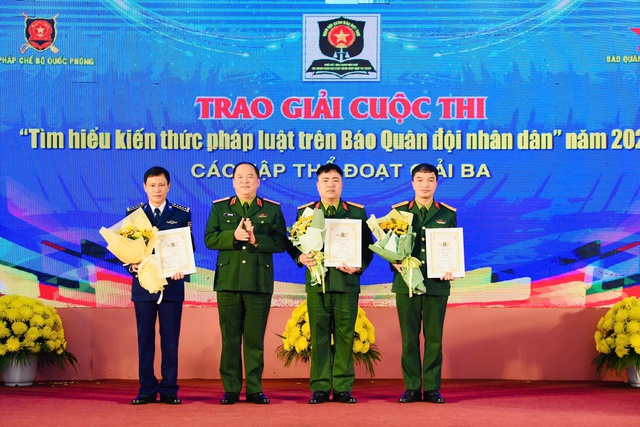 Vùng Cảnh sát biển 2 đoạt giải cao tại cuộc thi tìm hiểu kiến thức pháp luật- Ảnh 1.