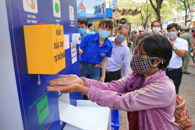 Cây “ATM thực phẩm miễn phí” do Báo Người Lao Động thực hiện trong đại dịch COVID-19Ảnh: HOÀNG TRIỀU