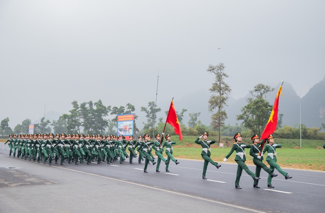 Ngắm những "bóng hồng" trên thao trường tập diễu binh, diễu hành- Ảnh 6.